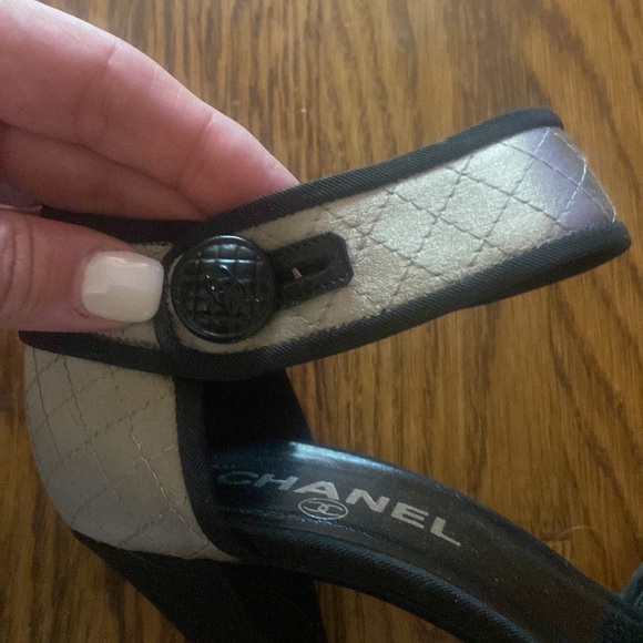 Chanel Shoes, size 40, grey/silver with black piping. - Picture 2 of 5